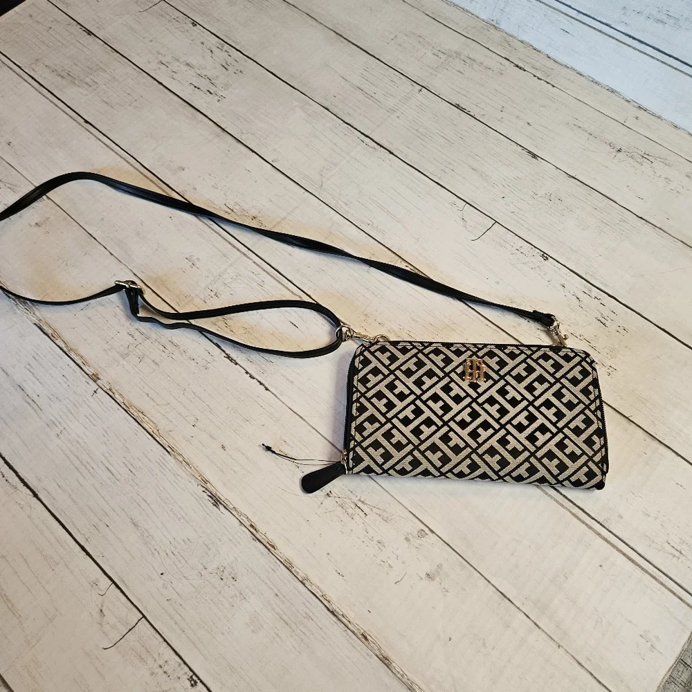 Tommy Hilfiger‎ Jacquard Monogram Zip Wallet NWOT